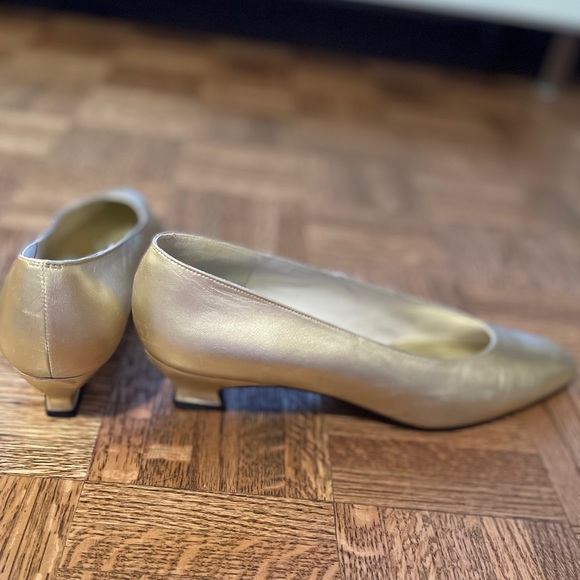 Stuart Weitzman kitten heels - Picture 2 of 5